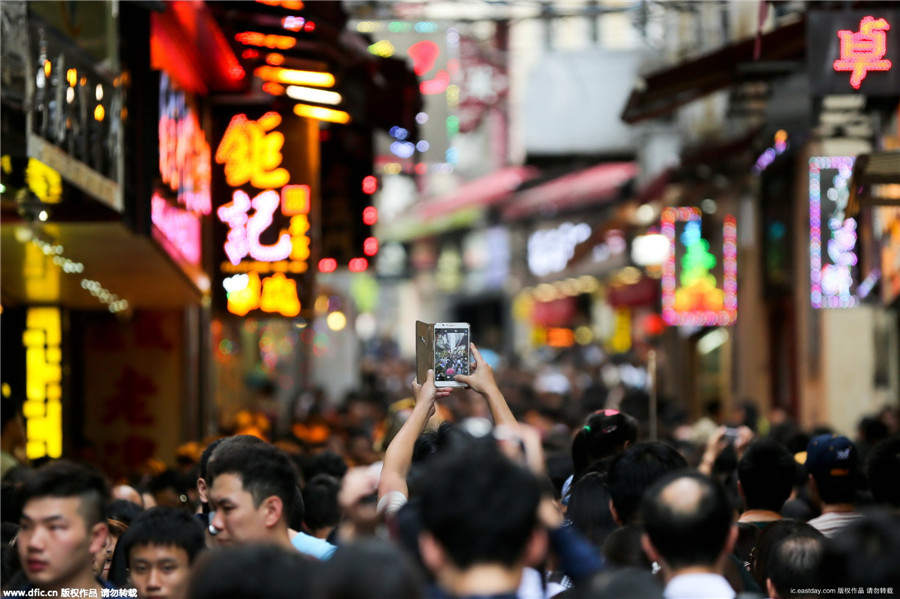"五一"各地看人海 "拍拍拍,买买买"人人似明星
