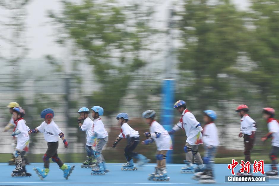 南京街头现千人轮滑刷街