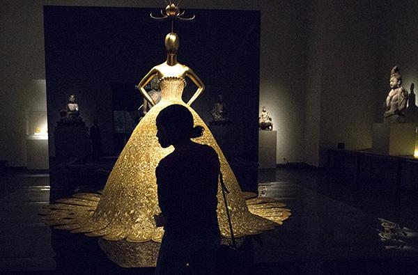 纽约大都会博物馆的时装展对中国文物伤害多大