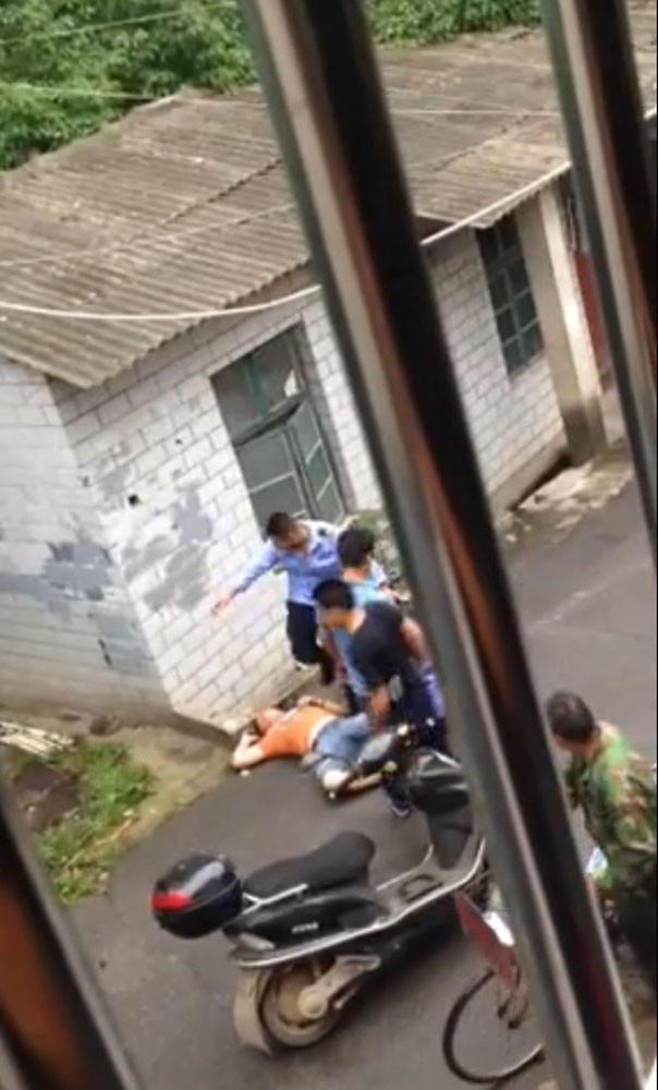 长沙市民单行道停车与警车冲突 遭警察暴打