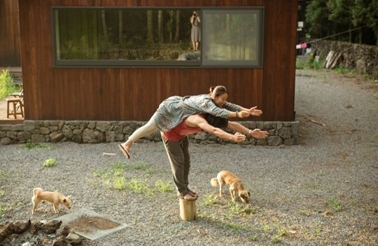 李孝利删光博客注销推特 夫妇同换电话号 新华