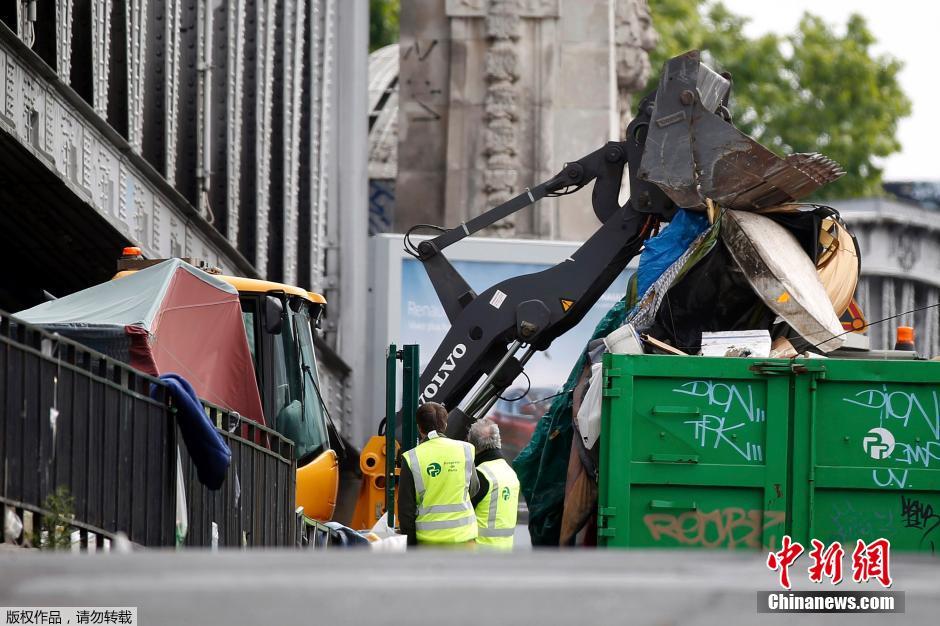 众多难民巴黎街头搭帐篷 遭警方驱逐