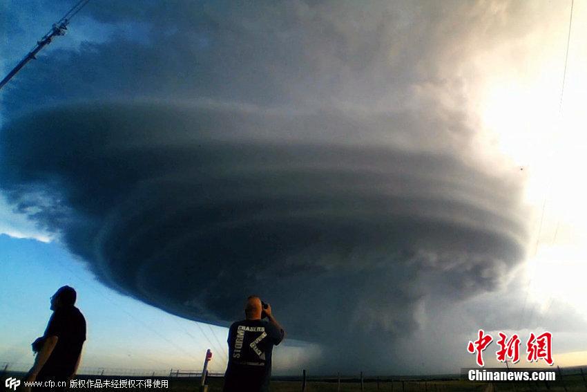 美风暴追逐者镜头捕捉超级雷暴景象