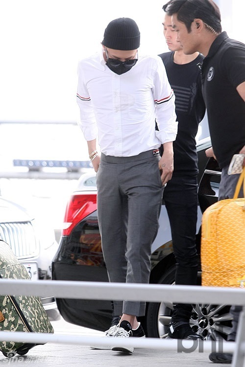 BIGBANG清晨赴沪难掩倦容 各色口罩不失潮范