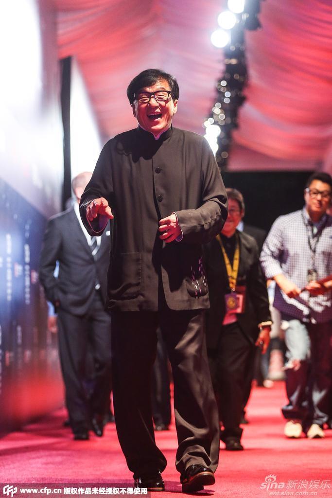 组图:成龙萌态足李冰冰露美肩 李易峰迈大长腿