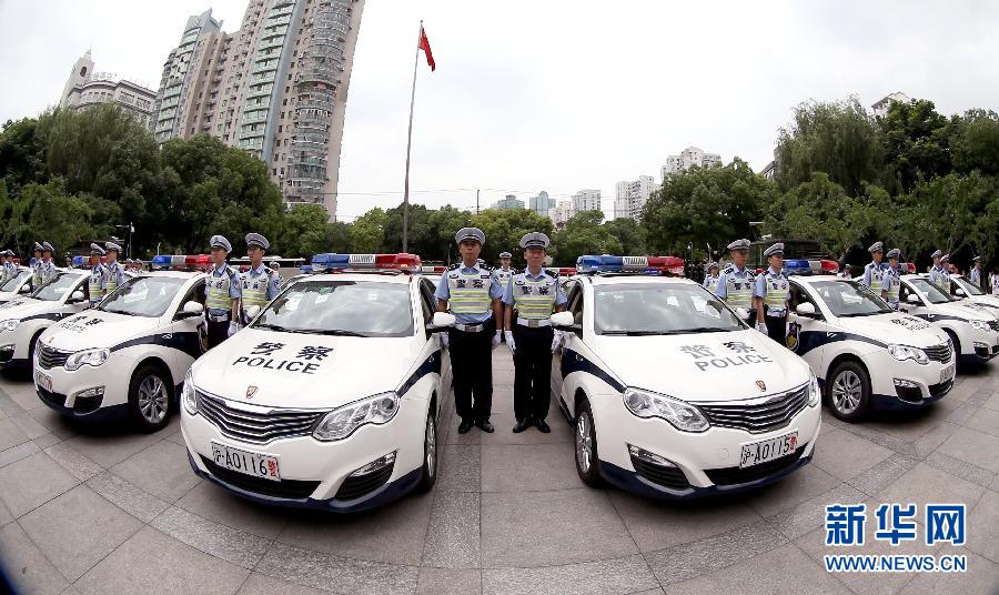 6月19日,上海警方配备的新能源警车整装待发。 新华网上海6月21日电 19日,上海市公安局将首次购买的40辆油电混合型新能源汽车正式交付交警总队高架支队,用于高架道路执勤执法巡逻。与传统燃油车相比,新能源汽车在节能环保方面的优势突出,百公里综合油耗大幅降低,大幅降低碳排放,同时能够确保长距离出勤,胜任在高架上的执勤执法巡逻工作。今后,上海警方将逐步考虑用新能源汽车替代传统巡逻车,为城市低碳发展和节能减排做贡献。新华社记者凡军摄