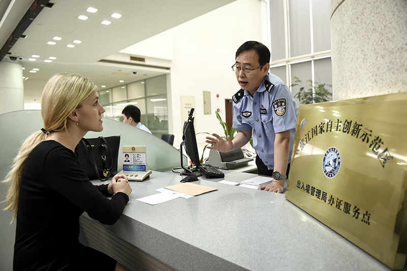 贫困生人均年收入_上海市人均年收入(3)