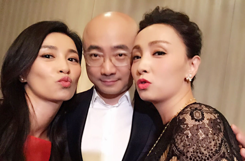 陶虹张庭自创化妆品办发布会 徐峥左搂右抱