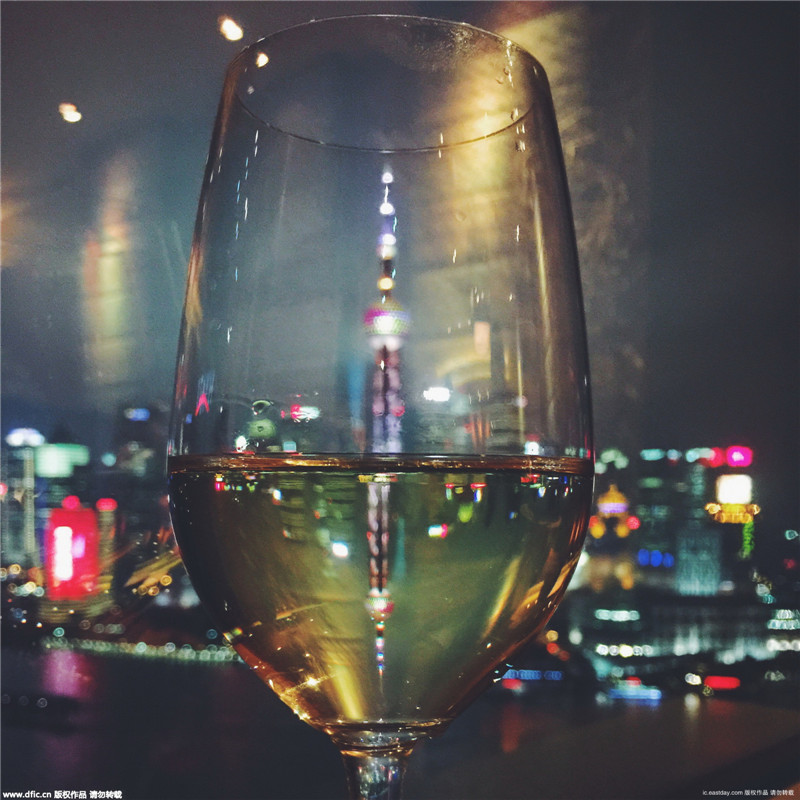 图为夜晚的上海外滩变成"绚丽彩色世界",透过红酒杯,东方明珠电视塔