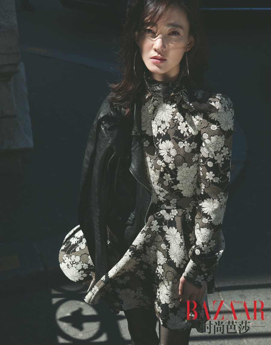 王丽坤穿黑丝网袜巴黎街头变潮妹