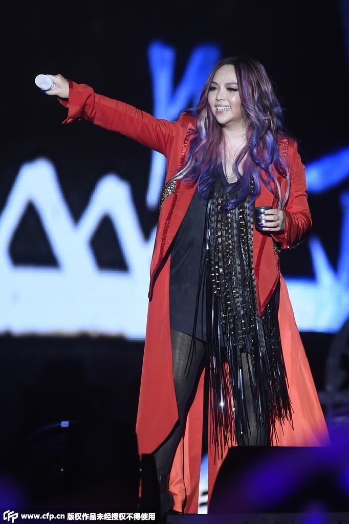 组图:瘦太快!<em>张惠妹演唱会</em>大饼脸消肿变V字_新