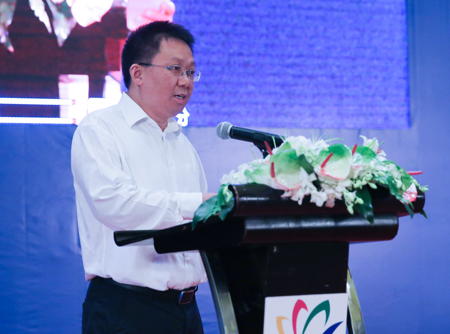 遂宁市委副书记,市长赵世勇主持投资说明会.新华社记者 裴鑫 摄