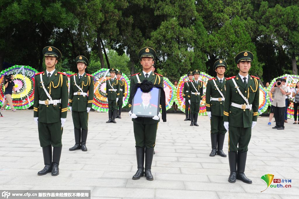 张楠烈士魂归故里 骨灰安葬仪式在沧州烈士陵