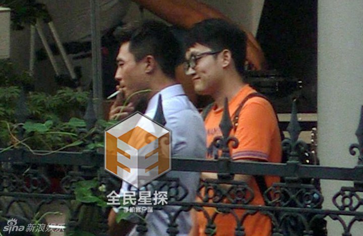 组图:姚笛烟瘾发作 携手杜淳拍新剧大口吸烟