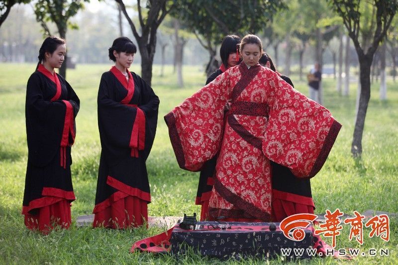 出国留学生大明宫公园行传统汉服成人礼