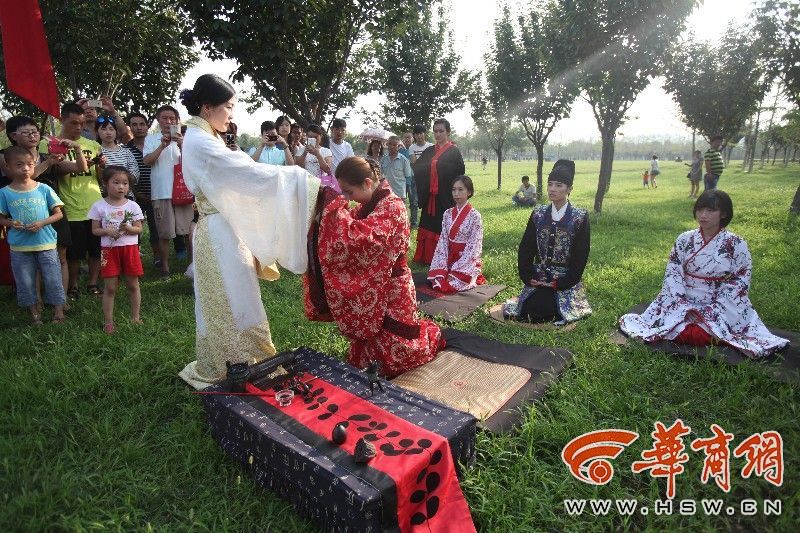 出国留学生大明宫公园行传统汉服成人礼