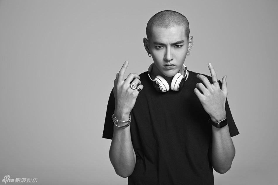 吴亦凡光头嘻哈范儿 登纽约时代广场