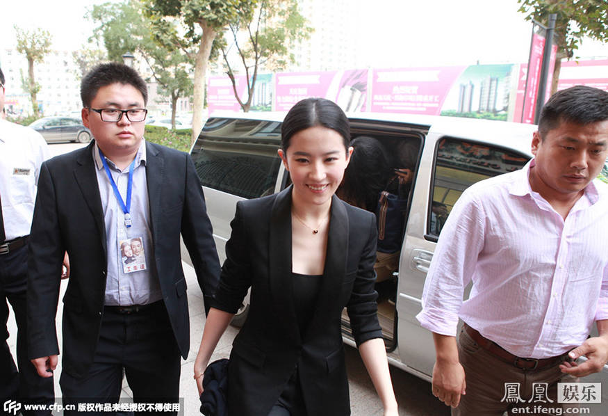 售楼小姐同款?刘亦菲低胸西装宣传新电影