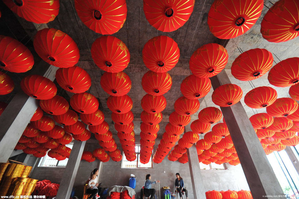 山西运城:工人赶制中国梦红灯笼迎国庆