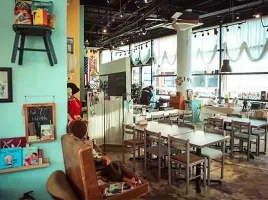 繁华上海的轻食轻旅行一家店一条街的悠闲午后