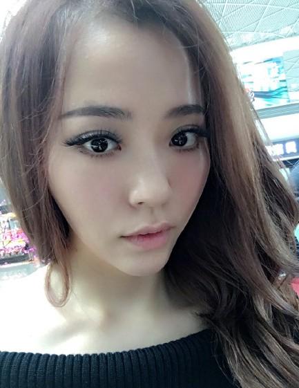 张靓颖晒自拍变锥子脸 丑小鸭转变女神被疑整