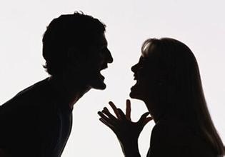  女子将男友毁容  受审:当庭互指对方是主谋-新华