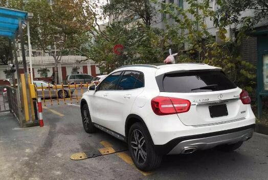 新车未获优惠停车月卡 业主堵住小区门口3天