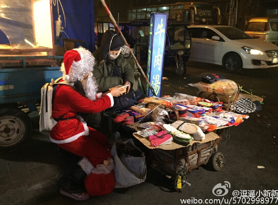 90后少女变身圣诞老人 为卖鞋垫的106岁老人