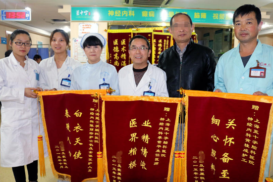 老教授突发脑梗死半边瘫痪 获康复感恩上海蓝