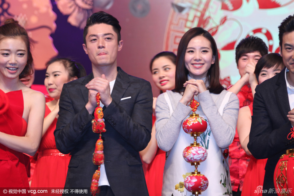 组图:刘诗诗不惧吴奇隆吃醋 与霍建华互喂食物