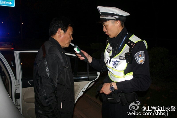 上海交警节前查酒驾 奇葩酒司机真不少