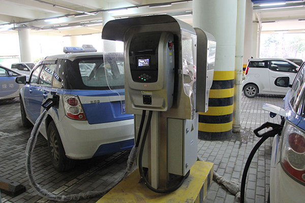 年内上海新增充电桩4000个 租电动车出行将更