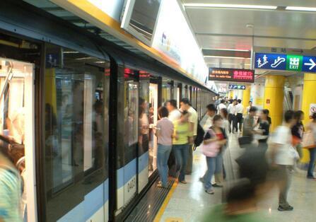 地铁盘人查物安检将成常态:刷身份证过安检