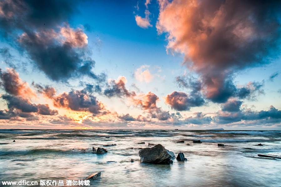 广西北海涠洲岛,去不了普吉岛,涠洲岛的晚霞一样很多彩。涠洲岛是一座位于广西壮族自治区北海市南方北部湾海域的海岛,是中国最大、地质年龄最年轻的火山岛,南与海南岛隔海相望,西面面向越南。涠洲岛气候宜人,资源丰富,风光秀丽,景色迷人,四季如春,气候温暖湿润,富含负氧离子的空气清新宜人,素有大蓬莱仙岛之称。