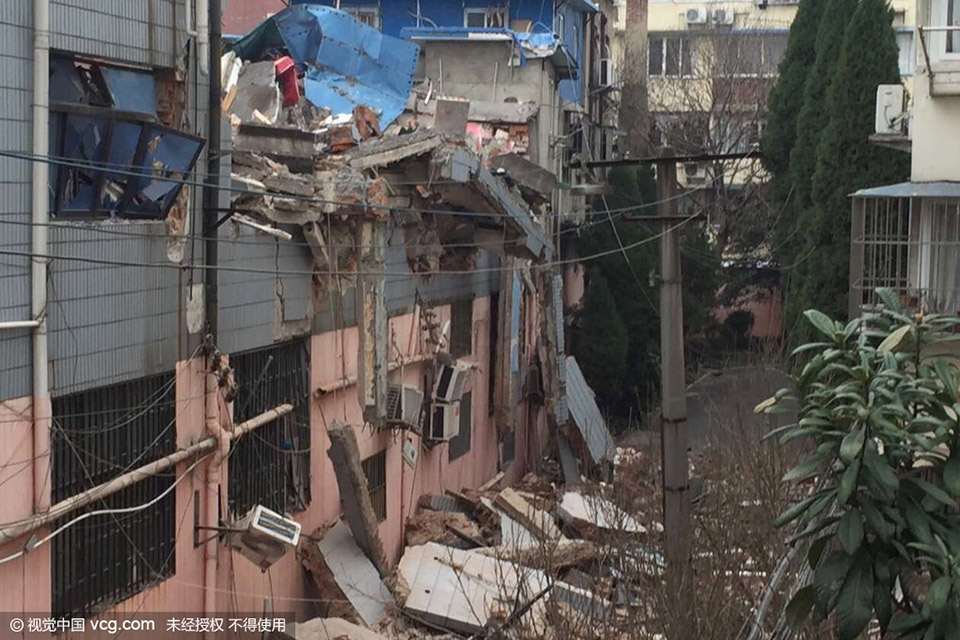 记者在坍塌现场看到,坍塌楼房为一栋三层临街建筑,建筑外观十分老旧,坍塌区域为该栋建筑的二层和三层,非临街一侧。据附近居民介绍,此栋建筑主要用于商业,建筑内开设了浴池、健身房、旅店等商铺,由于坍塌时间仍属于春节假期,该栋建筑内并没有什么人。
