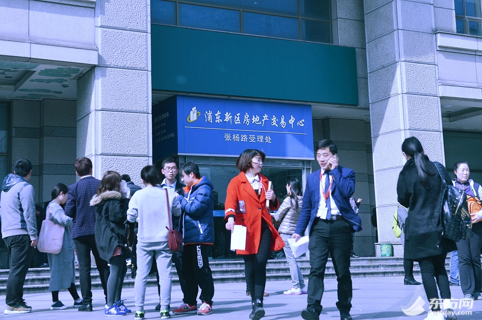 楼市契税新政出台 上海房产交易中心周末爆棚