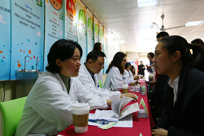 第一妇婴两院联合义诊 以实际行动践行雷锋精