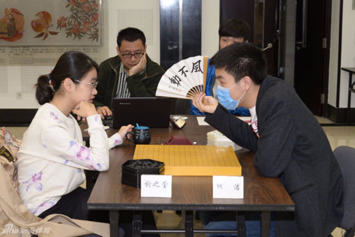 2015年4月,柯洁vs於之莹性别大战,赛前柯洁和美女棋手聊天.