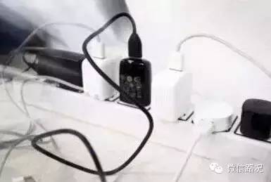 90%人用错误的手机充电方式 充满电后不可不