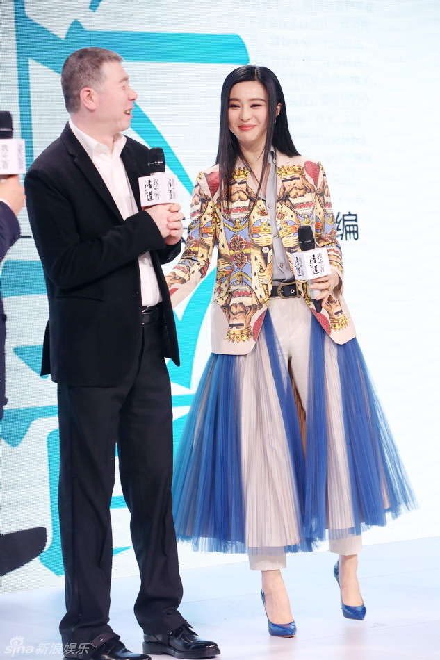 冯小刚拥抱还赞胸挺大 范冰冰当场羞红脸