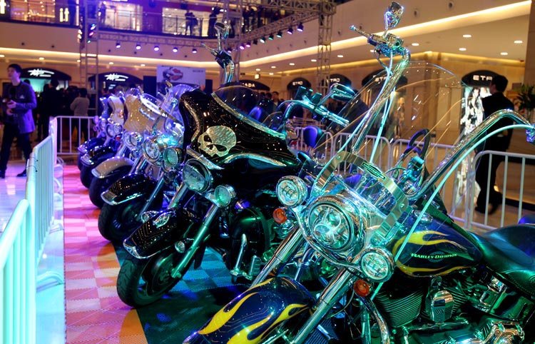 哈雷摩托车旋酷亮相男人节