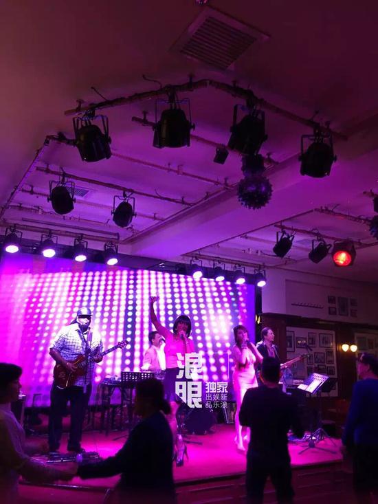 郑爽爸爸歌厅撩妹?郑爽工作人员回应:朋友聚会