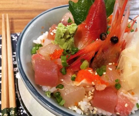 店里的海鲜丼饭属于网红产品,各种刺身小碎块盖满了饭,金枪鱼,三文鱼