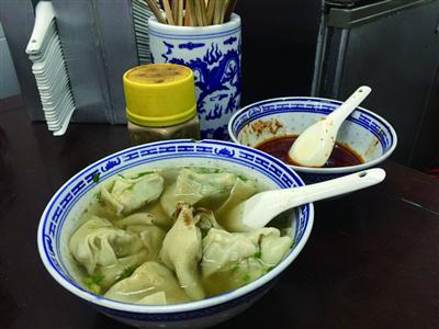 来到上海这家小店:撒一圈鲜辣粉 吃一碗大馄饨