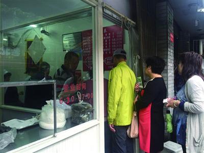 来到上海这家小店:撒一圈鲜辣粉 吃一碗大馄饨