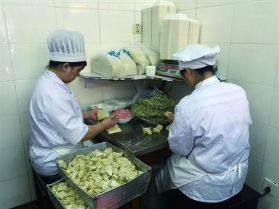 来到上海这家小店:撒一圈鲜辣粉 吃一碗大馄饨