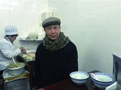 来到上海这家小店:撒一圈鲜辣粉 吃一碗大馄饨