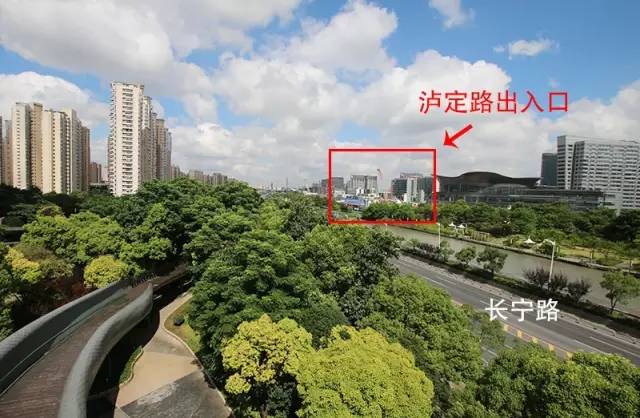 在长宁路绿化带上还能远眺泸定路出入口施工.