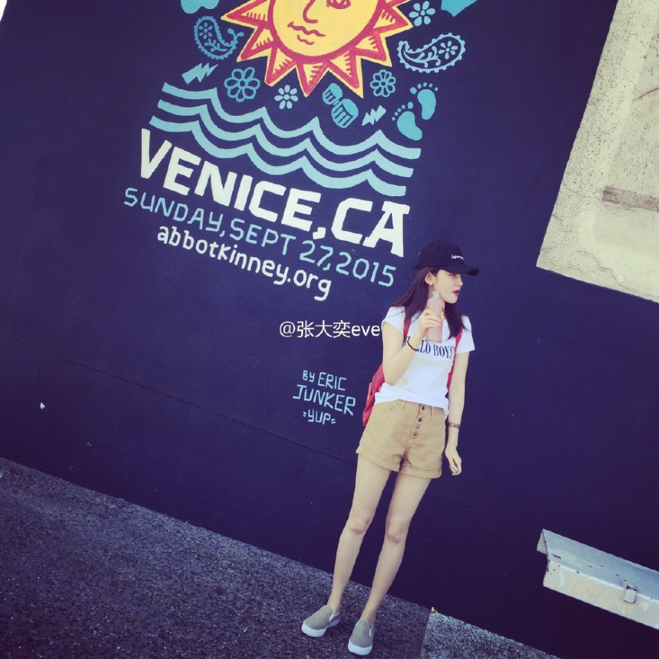 新浪娱乐讯 近日,网络红人@张大奕eve于微博曝光了一组最新夏日写真