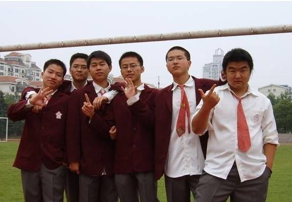 进才中学   这浓浓的红色   一个月不换洗也看不出脏吧